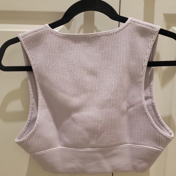 BNWT Aritzia sculpt knit deep V lilac size L crop top - Picture 2 of 2